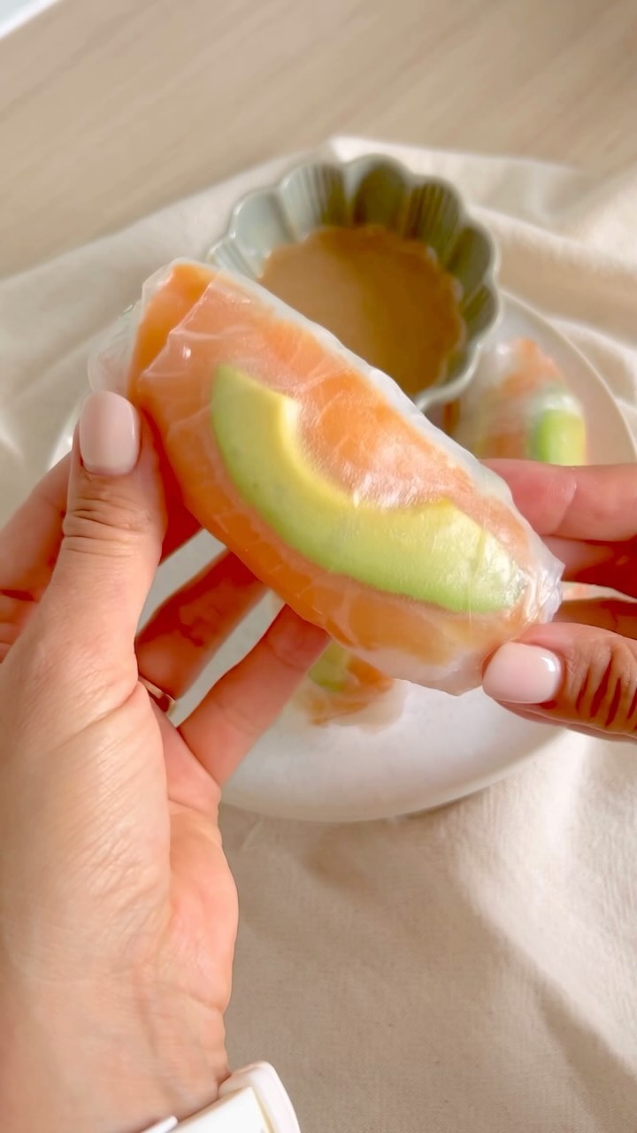 Rouleaux au saumon & sauce cacahuète